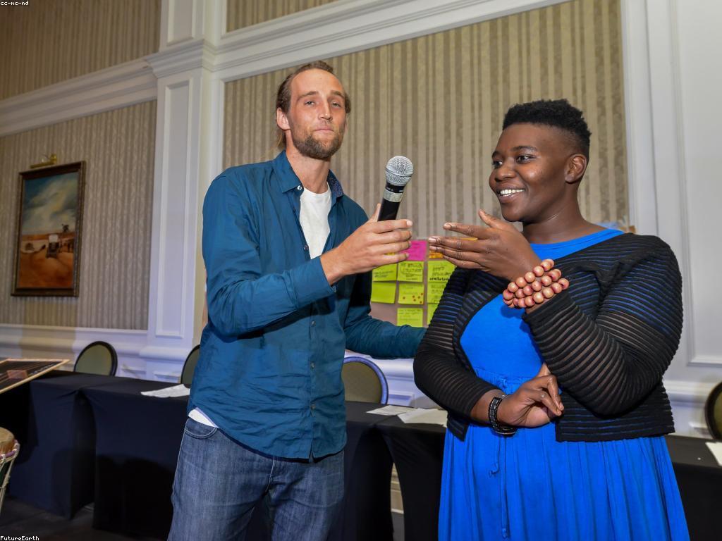 ការពន្យល់អំពីព័ត៌មានសកម្មភាពក្នុងសង្គម